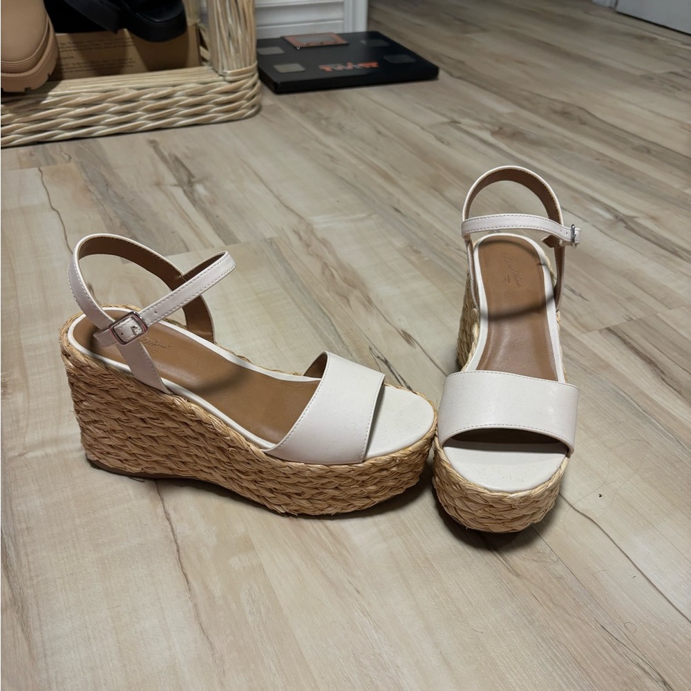 Wicker wedge sandals